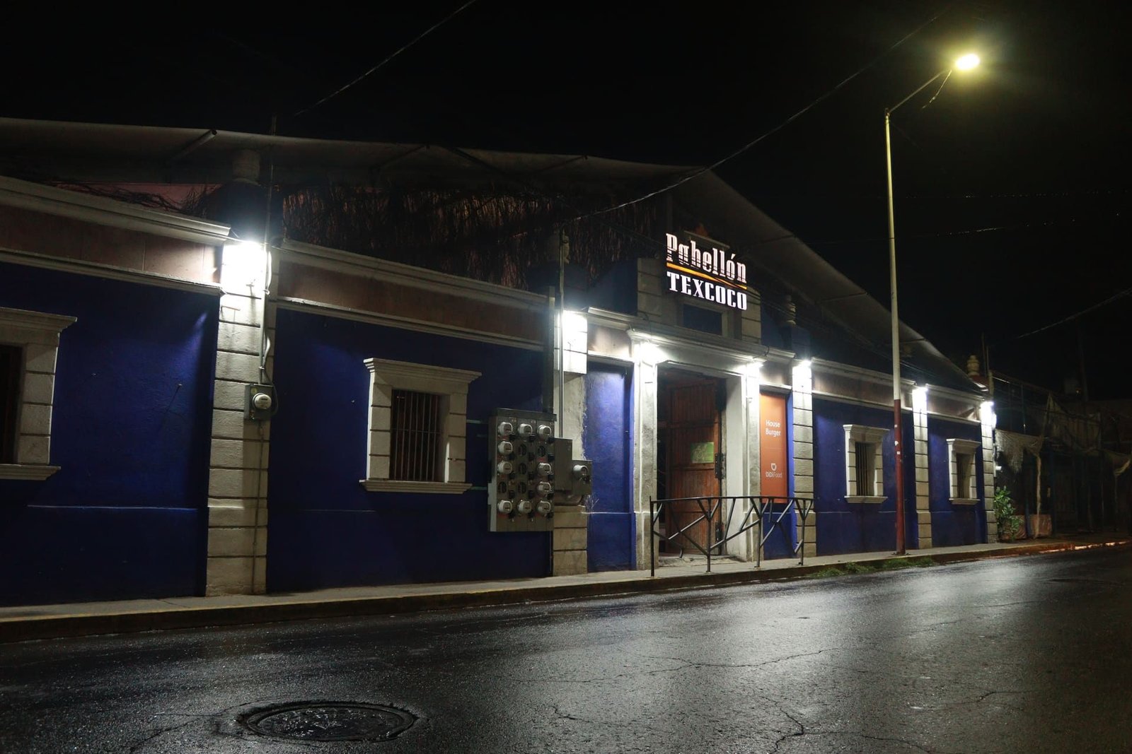 Fachada de Pabellón Texcoco de noche, en Calle Emiliano Zapata 215A, Texcoco